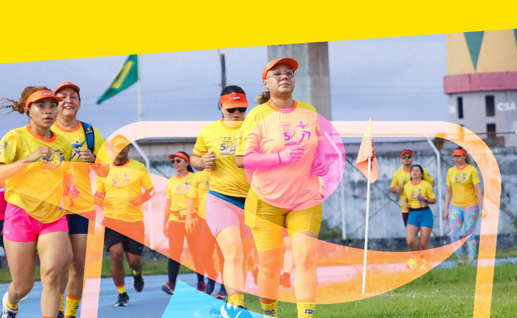 Pessoas em uma corrida/caminhada com a camisa do Meus Primeiros 5K do Mercadão dos Medicamentos
