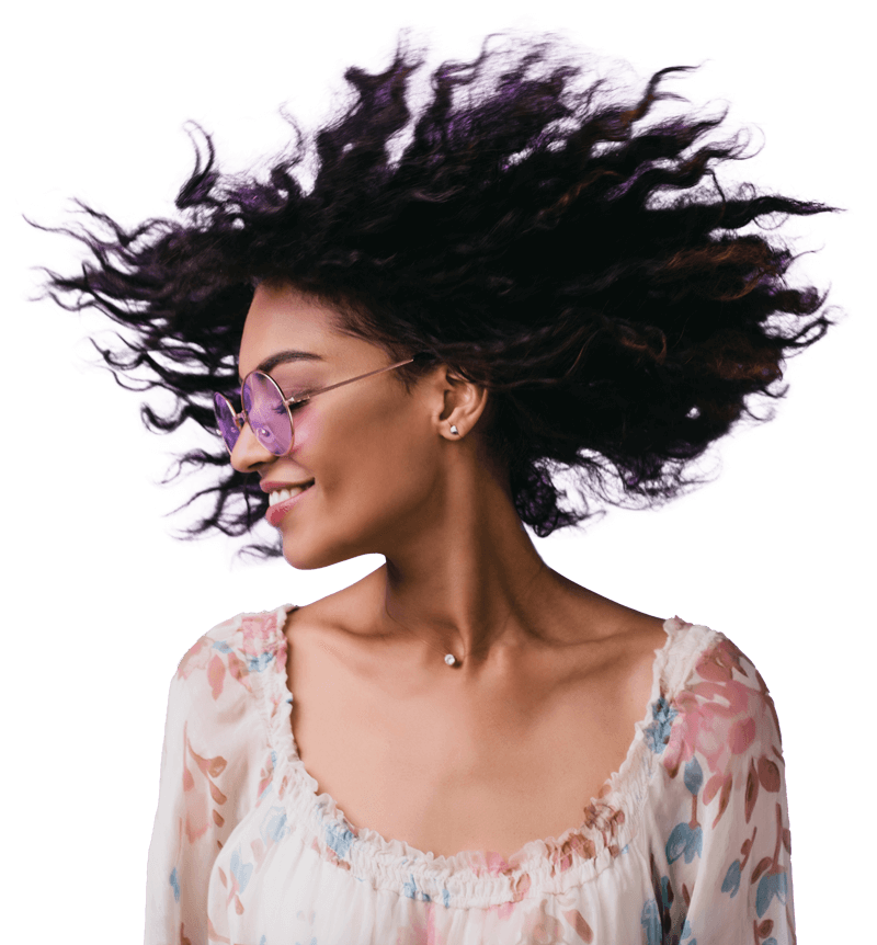 Mulher jogando o cabelo bonito
